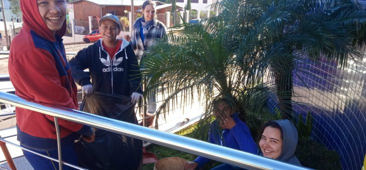 Participação de alunos de Seberi no melhoramento do jardim da Câmara através do Projeto de Jardinagem criado pelo CRAS e Secretaria da Assistência Social do Município.