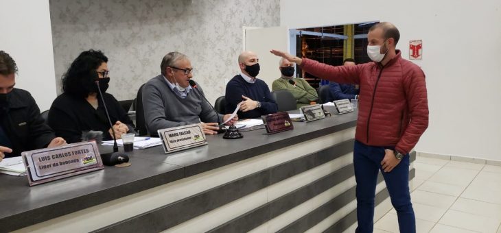 A Câmara de Vereadores de Seberi deu posse, na noite desta segunda-feira (24), ao suplente Diomar Barbosa, do MDB, como titular da vaga que havia sido conquistada nas eleições de 2020 pelo vereador Marcio Camargo, que faleceu em decorrência da Covid-19.