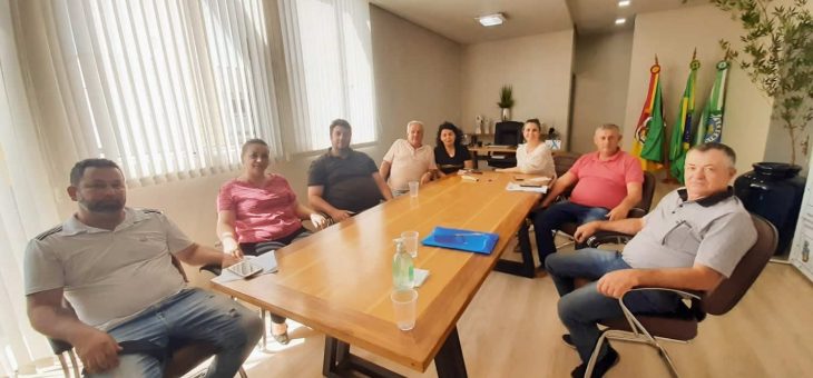 Os Vereadores se reuniram com a Secretária da Administração e Planejamento para debater os dispositivos do Projeto de Lei Municipal nº 81/2021 que institui o REGIME DE PREVIDÊNCIA COMPLEMENTAR – RPC no âmbito do Município de Seberi.
