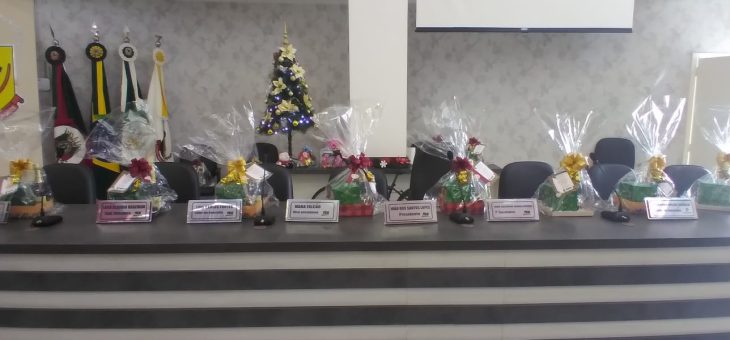 Vereadores e servidores do Legislativo confraternizam neste final de ano e recebem Cesta de Natal.